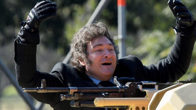 Megadesfile. Javier Milei y Victoria Villarruel posaron en un tanque de guerra del Ejército. (AP / Gustavo Garello)