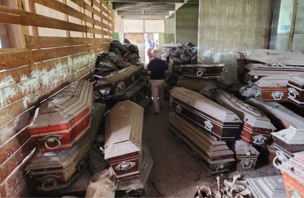 Hallaron 500 ataúdes abandonados y 200 bolsas con restos humanos en un cementerio e investigan posibles ilícitos