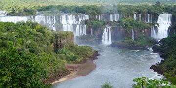 Gracias a las lluvias de los últimos días en la cuenca del río Iguazú aumentó el caudal de agua.