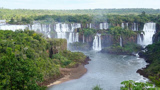 Gracias a las lluvias de los últimos días en la cuenca del río Iguazú aumentó el caudal de agua.