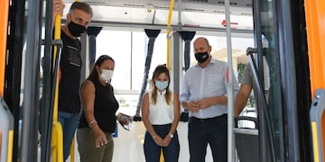 Perotti y Castellano recorrieron las dos nuevas unidades del transporte urbano de pasajeros de Rafaela