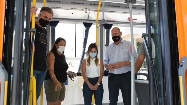 Perotti y Castellano recorrieron las dos nuevas unidades del transporte urbano de pasajeros de Rafaela