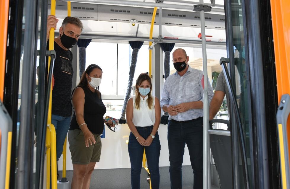 Perotti y Castellano visitaron los dos nuevos minibuses