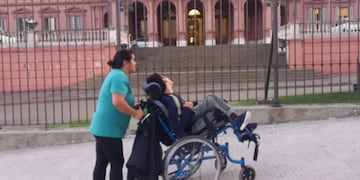 Celeste fue con su hijo Santi a Casa Rosada, esperaron más de dos horas pero nadie los recibió.