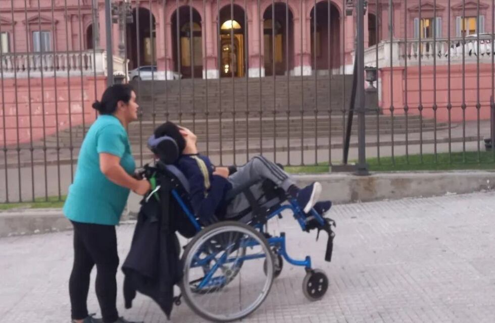 Barilochense intentó pedir ayuda al Presidente, pero la ignoraron: necesita $100.000 para el tratamiento de su hijo