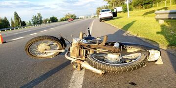 El motociclista iba camino a su trabajo cuando lo chocaron de atrás.