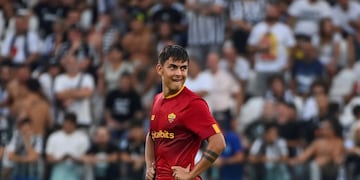Dybala volvió a salir lesionado en la Roma. (AP)