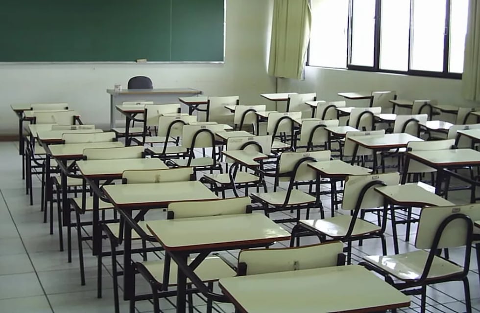 Suspenden a un maestro por mirar pornografía en el aula