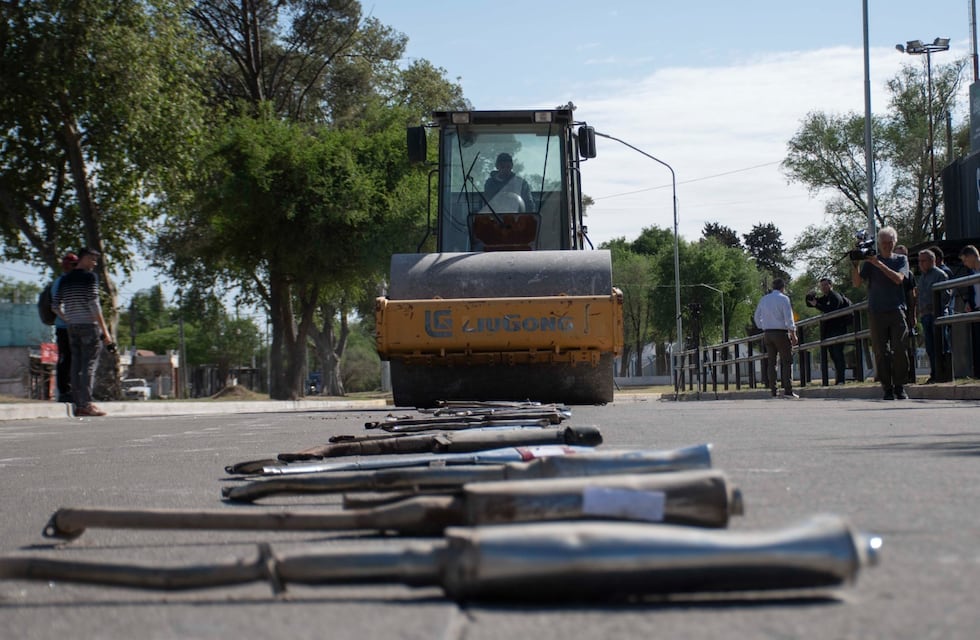 En Córdoba, destruyeron 100 caños de escape libre para evitar contaminación sonora
