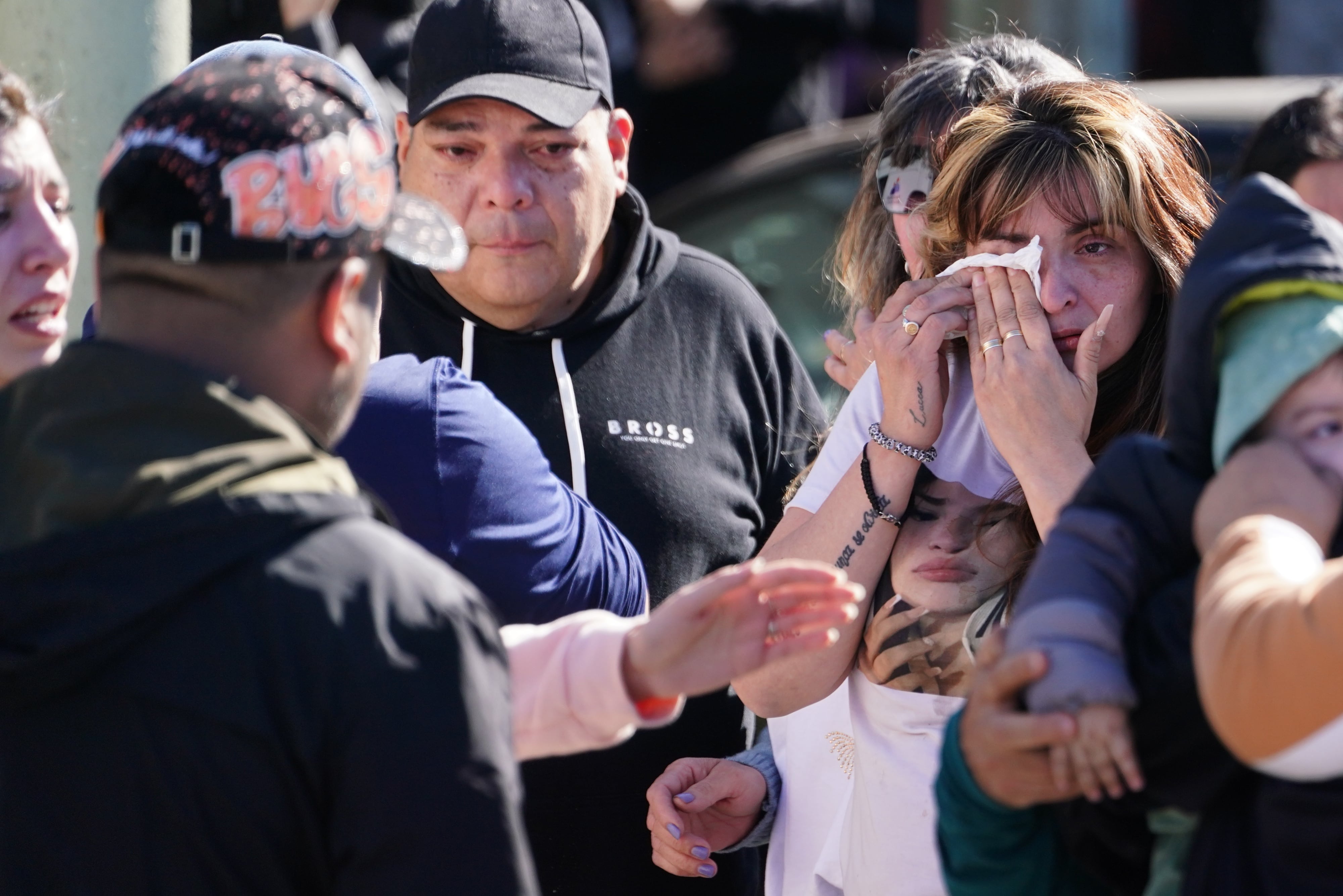 La Matanza. En dos ceremonias distintas, despiden los restos de Brenda, Morena y Lara, las víctimas del triple crimen en Florencio Varela. (Gentileza Clarín)