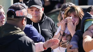 La Matanza. En dos ceremonias distintas, despiden los restos de Brenda, Morena y Lara, las víctimas del triple crimen en Florencio Varela. (Gentileza Clarín)