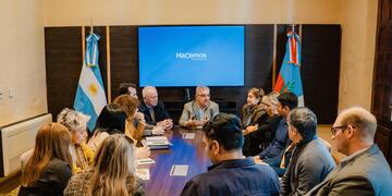 Docentes recibirán aumentos hasta $700.000 en noviembre, bono de $60.000 y cláusula gatillo hasta enero de 2026.
