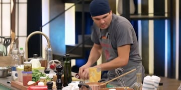 Rodrigo Salcedo se salvó del delantal negro con un pastel tremendo presentado en MasterChef Argentina 2023.