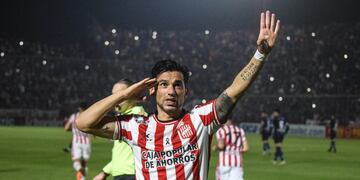 El Tino Costa anotó de penal en un polémico triunfo de San Martín, otra vez a seis puntos del líder Belgrano (@CASMOficial).