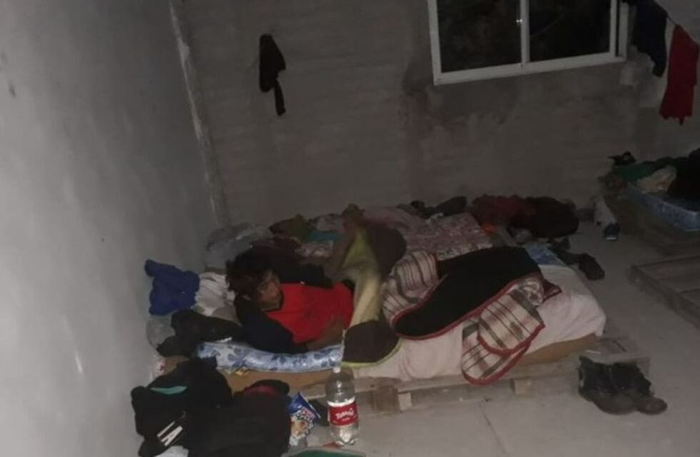 Un grupo de aborígenes formoseños viven en un hotel en construcción de Salta en condiciones inhumanas