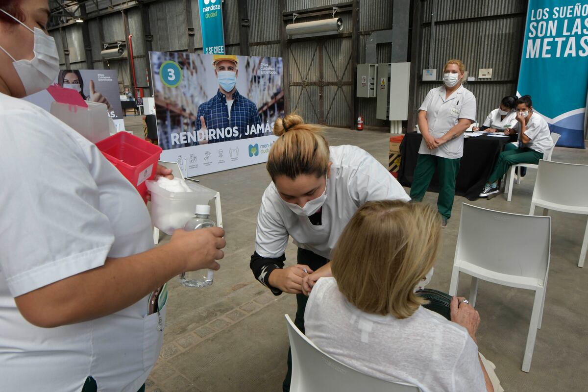Continuan la vacunación a los ancianos de mas de setenta años en el vacunatorio de campaña montado en la Nave Cultural, Parque Central
vacuna Sputnik V , pandemia, covid 19, covid, salud, enfermera, enfermero, medico
Foto: Orlando Pelichotti / Los Andes