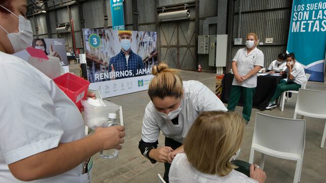 Continuan la vacunación a los ancianos de mas de setenta años en el vacunatorio de campaña montado en la Nave Cultural, Parque Central
vacuna Sputnik V , pandemia, covid 19, covid, salud, enfermera, enfermero, medico
Foto: Orlando Pelichotti / Los Andes