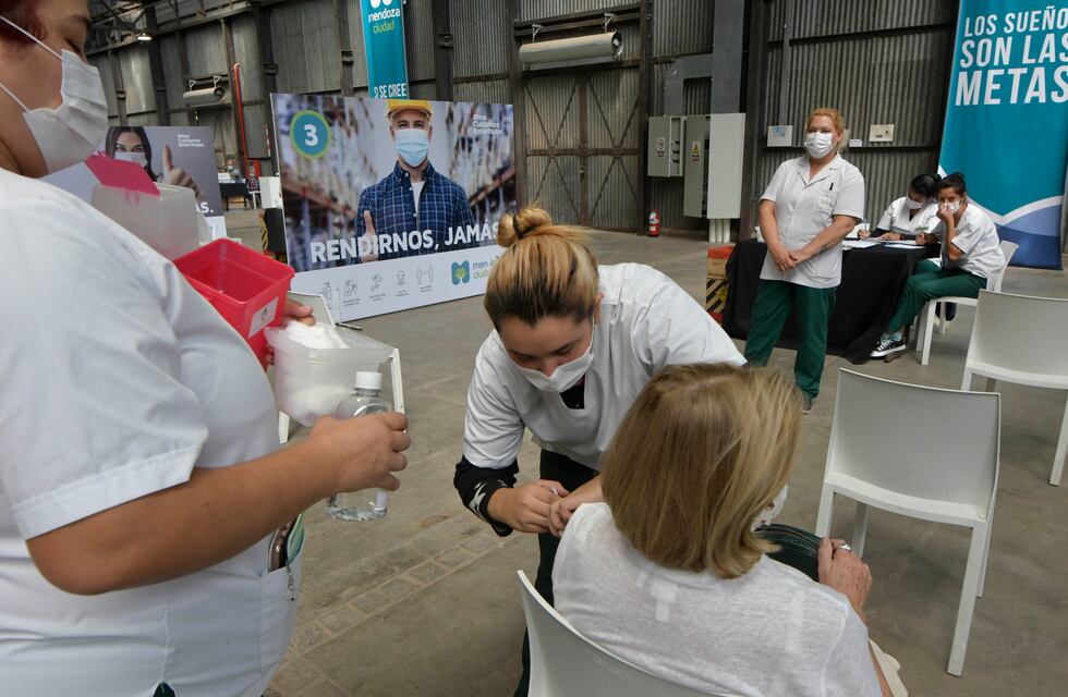 Continuarán vacunando a mayores de 70 este jueves y viernes santo