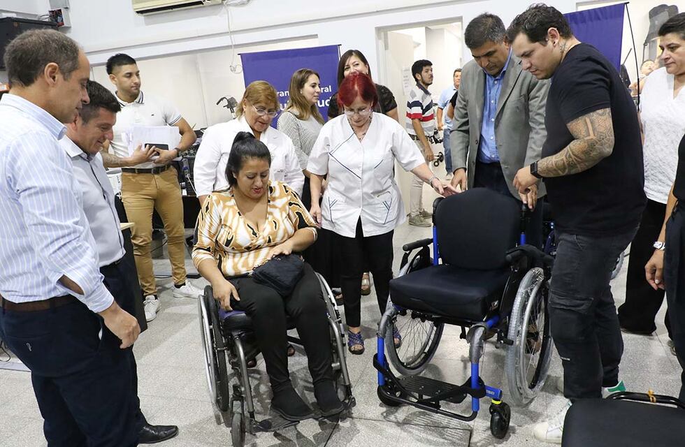 Entrega de sillas de ruedas motorizadas y adaptadas mejora la calidad de vida de pacientes tucumanos