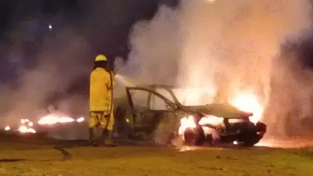 Puerto Esperanza: un auto se incendió tras cargar combustible, afortunadamente no hay heridos.