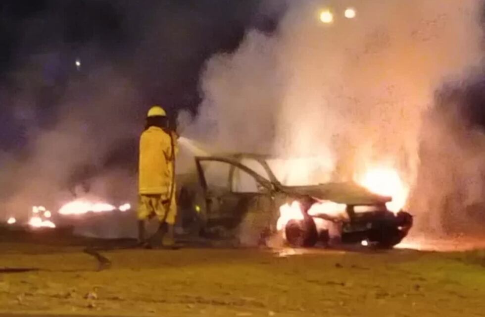 Conductor denunció que asaltantes lo golpearon, raptaron, le prendieron fuego al auto y lo dejaron encerrado mientras ardía