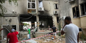 Israelíes inspeccionan un edificio residencial tras ser alcanzado por un cohete (AP)