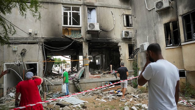 Israelíes inspeccionan un edificio residencial tras ser alcanzado por un cohete (AP)