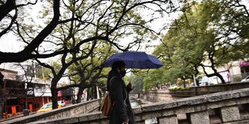 La lluvia asoma en el horizonte de la ciudad de Córdoba.