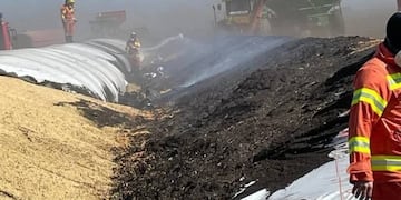 INCENDIO. El fuego afectó silos bolsa ubicados en campos en la zona núcleo de la provincia, en el departamento Marcos Juárez. (Clarín)