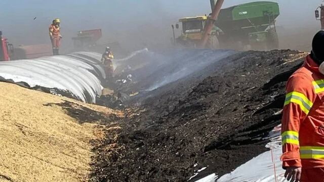 INCENDIO. El fuego afectó silos bolsa ubicados en campos en la zona núcleo de la provincia, en el departamento Marcos Juárez. (Clarín)