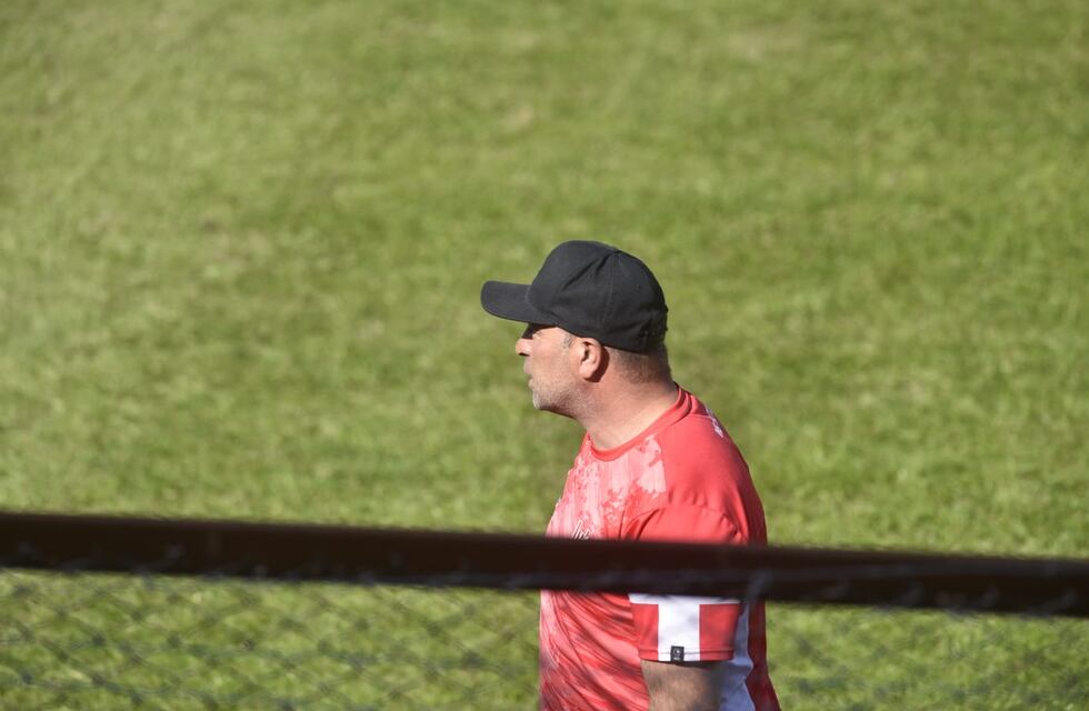 Miliki Jiménez, técnico de Instituto: “El árbitro me echó por decirle si no podíamos pasar de mitad cancha”