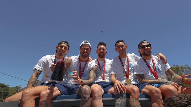 Leandro Paredes, Rodrigo de Paul, Lionel Messi, Ángel Di María y Nicolás Otamendi participaron de la caravana de la Selección Nacional desde Ezeiza.