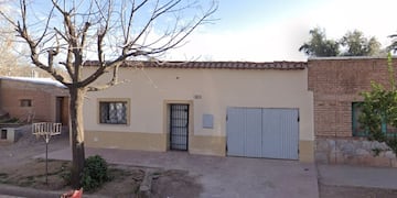 Una enfermera de Las Heras perdió su casa en un incendio y vive bajo un gazebo junto a sus hijos.