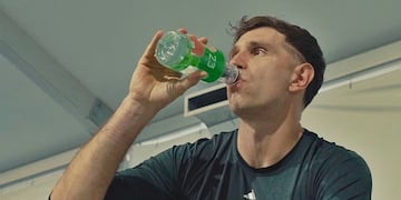 Dibu Martínez lanzó “Dibu 23”, su propia marca de agua mineral en Concordia