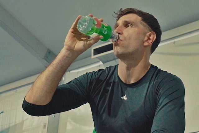 Dibu Martínez lanzó “Dibu 23”, su propia marca de agua mineral en Concordia