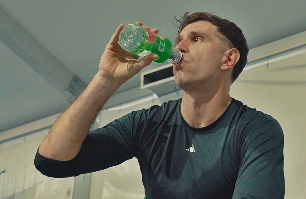 Dibu Martínez lanzó “Dibu 23”, su propia marca de agua mineral en Concordia