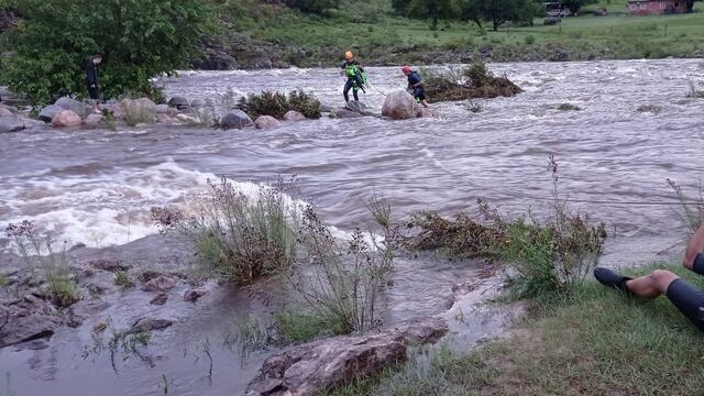 El operativo de rescate se dio en el marco de la creciente que ingresó al San Antonio.