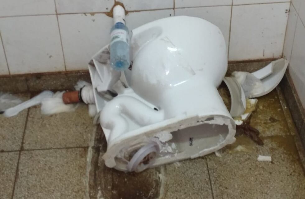 Destrozaron los baños del Balneario