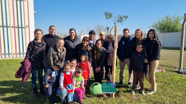 Empresas, alumnos y la Municipalidad de Rafaela plantaron ejemplares en el día del árbol