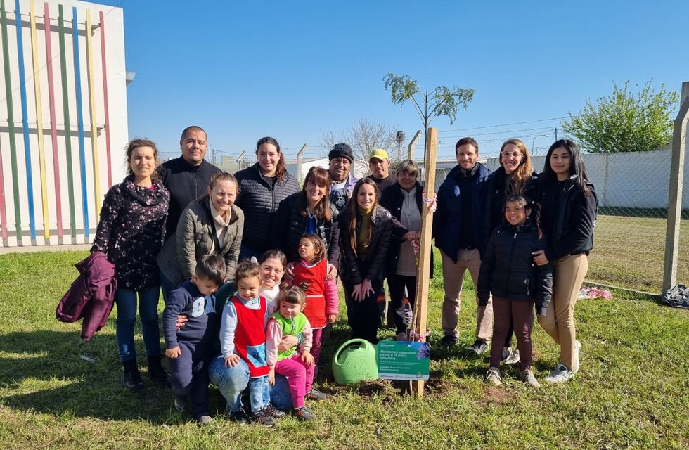 Municipio, empresas e infancias plantaron ejemplares por el Día del Árbol