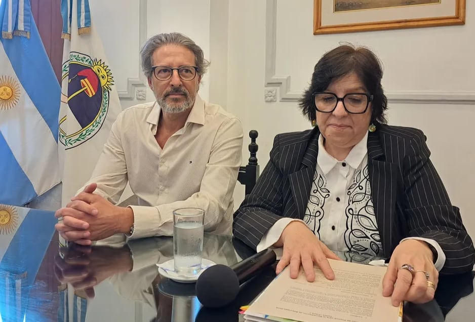 El presidente del directorio de GIRSU Jujuy S.E., Leandro Álvarez, y la coordinadora de la Unidad de Implementación del Proyecto GIRSU, Susana Amador, al anunciar el concurso de precios.