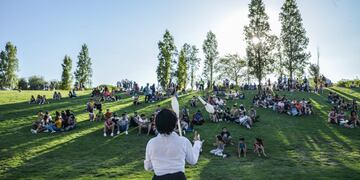 En el Parque Central de Ciudad la comuna organizó numerosas actividades para los chicos, en este caso un malabarista entretiene a los jóvenes. Gentileza Municipalidad de la Ciudad de Mendoza