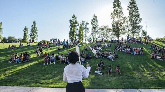 En el Parque Central de Ciudad la comuna organizó numerosas actividades para los chicos, en este caso un malabarista entretiene a los jóvenes. Gentileza Municipalidad de la Ciudad de Mendoza