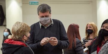 El intendente Daniel Orozco le entrega y explica el resultado del test de anticuerpos a una de las vecinas en la que se realizó los estudios. Gentileza MLH