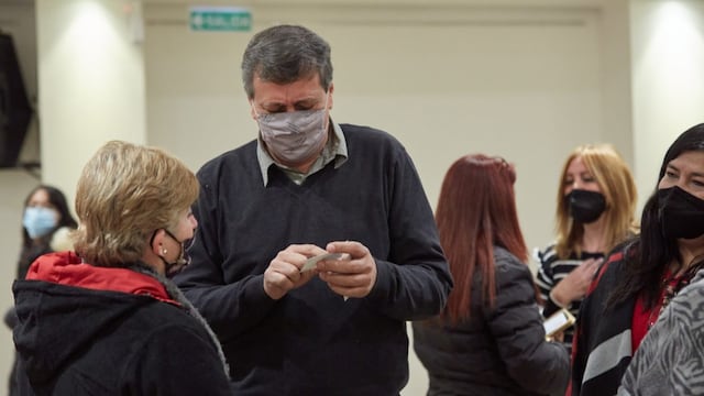 El intendente Daniel Orozco le entrega y explica el resultado del test de anticuerpos a una de las vecinas en la que se realizó los estudios. Gentileza MLH