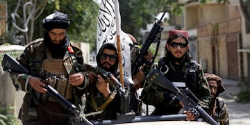 Talibanes patrullan las calles de Afganistán