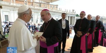 Los obispos católicos de la Argentina invitaron al papa León XIV a visitar el país. El obispo Daniel Fernández fue portador la carta de la Conferencia Episcopal Argentina (CEA).