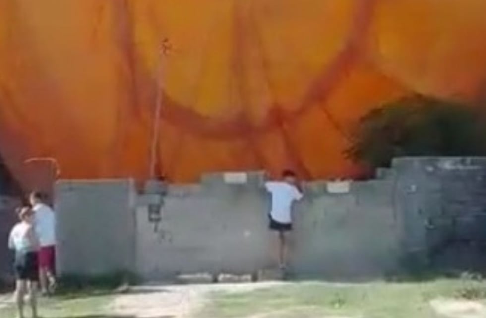 Video insólito: un globo aerostático aterrizó de emergencia en el patio de una casa en Córdoba