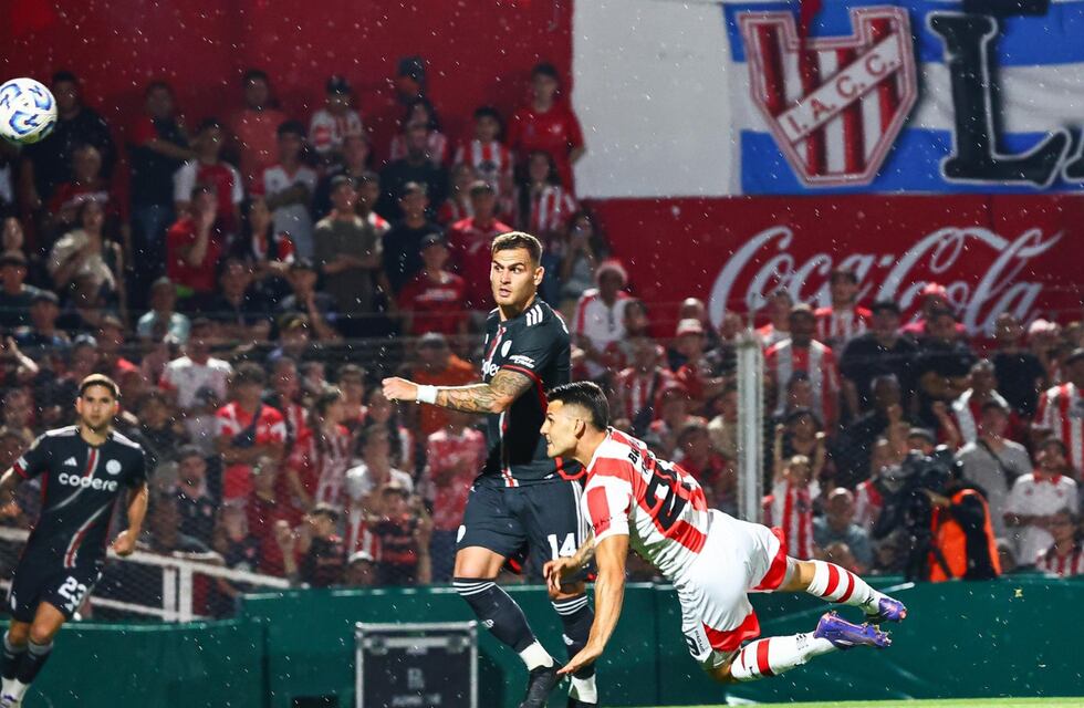 La mano en el área que reclamó River ante Instituto, y que revisó el VAR