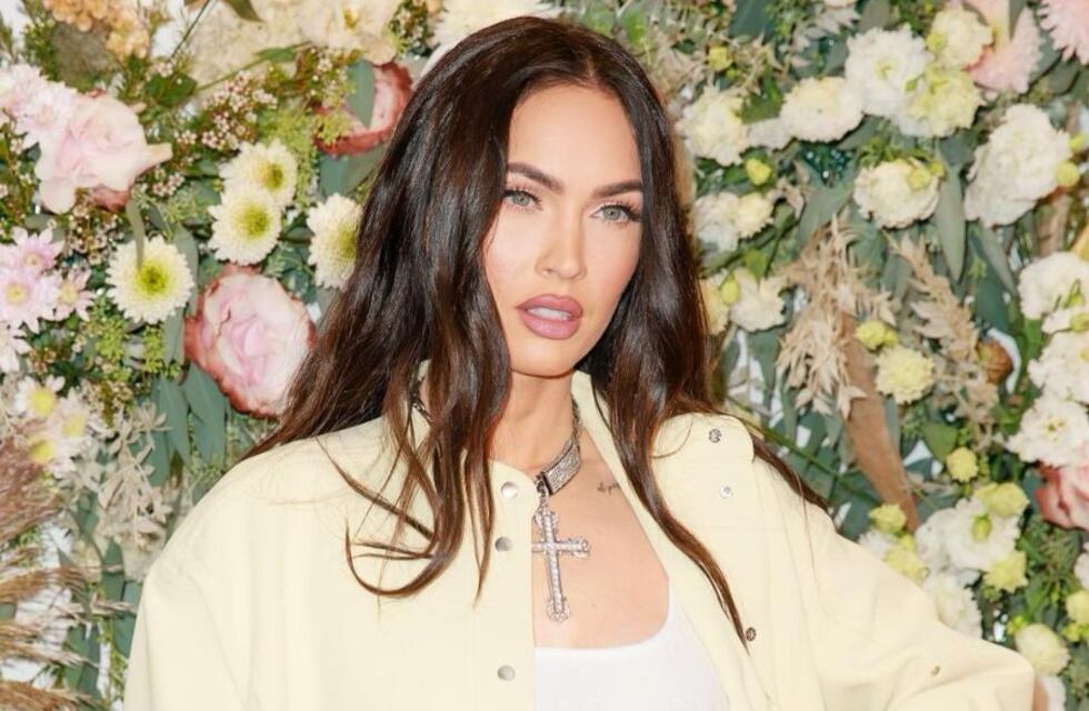 Megan Fox conquistó miles de corazones con su traje fucsia: “Caos absoluto en Nueva York”